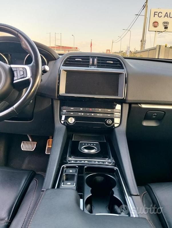 Usata Jaguar F-Pace Portfolio 180 CV (132 kW) 2019 Grigio SUV