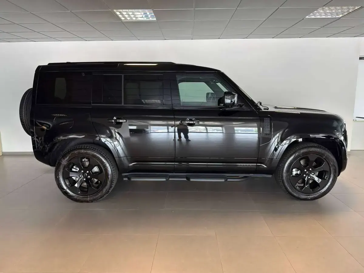 Nuova Land Rover Defender SE Dynamic 200 CV (147 kW) 2025 Santorini black SUV