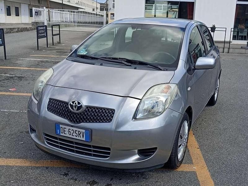 Usata Toyota Yaris Sol 69 CV (50 kW) 2006 Grigio Berlina