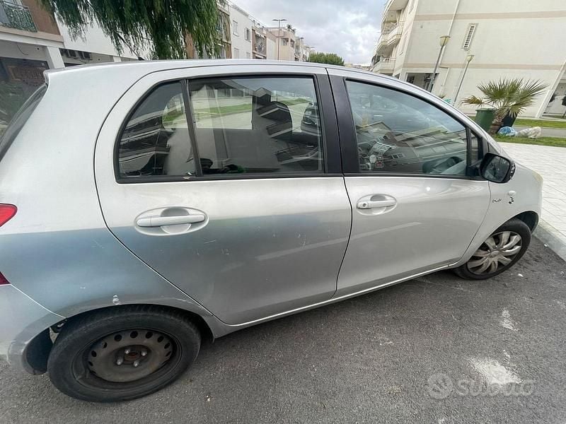 Usata Toyota Yaris 90 CV (66 kW) 2009 Grigio Utilitaria