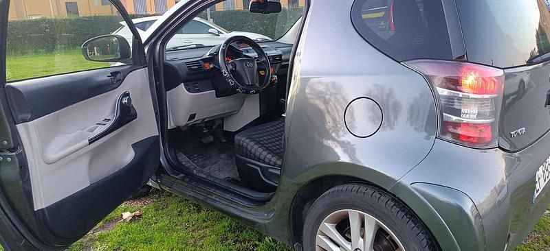 Usata Toyota iQ Executive 101 CV (74 kW) 2010 Grigio Utilitaria