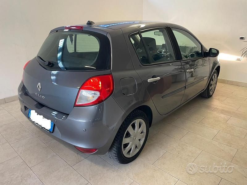 Usata Renault Clio II Dynamique 75 CV (55 kW) 2010 Grigio Berlina