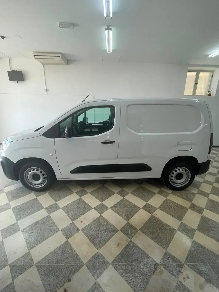 Usata Citroën Berlingo 101 CV (74 kW) 2023 Bianco Monovolume