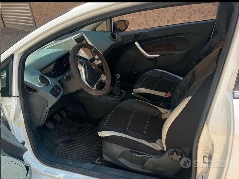 Usata Ford Fiesta 70 CV (51 kW) 2011 Bianco Berlina