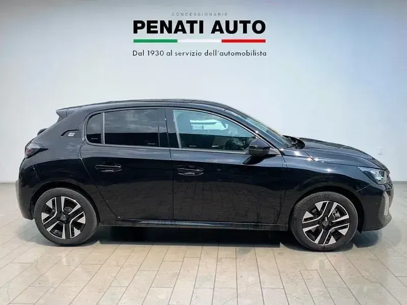 Usata Peugeot e-208 Allure 100 kW (136 CV) 2025 Nero Utilitaria