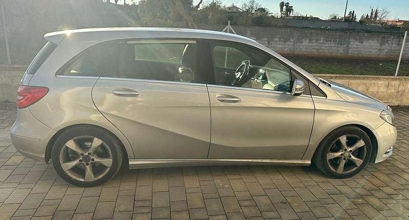 Usata Mercedes B200 Premium 109 CV (80 kW) 2014 Grigio Monovolume