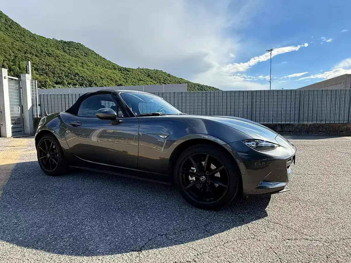 Usata Mazda MX5 Inclusive 184 CV (135 kW) 2021 Grigio Cabrio