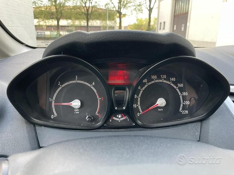 Gebraucht Ford Fiesta 70 PS (51 kW) 2012 Schwarz Kleinwagen
