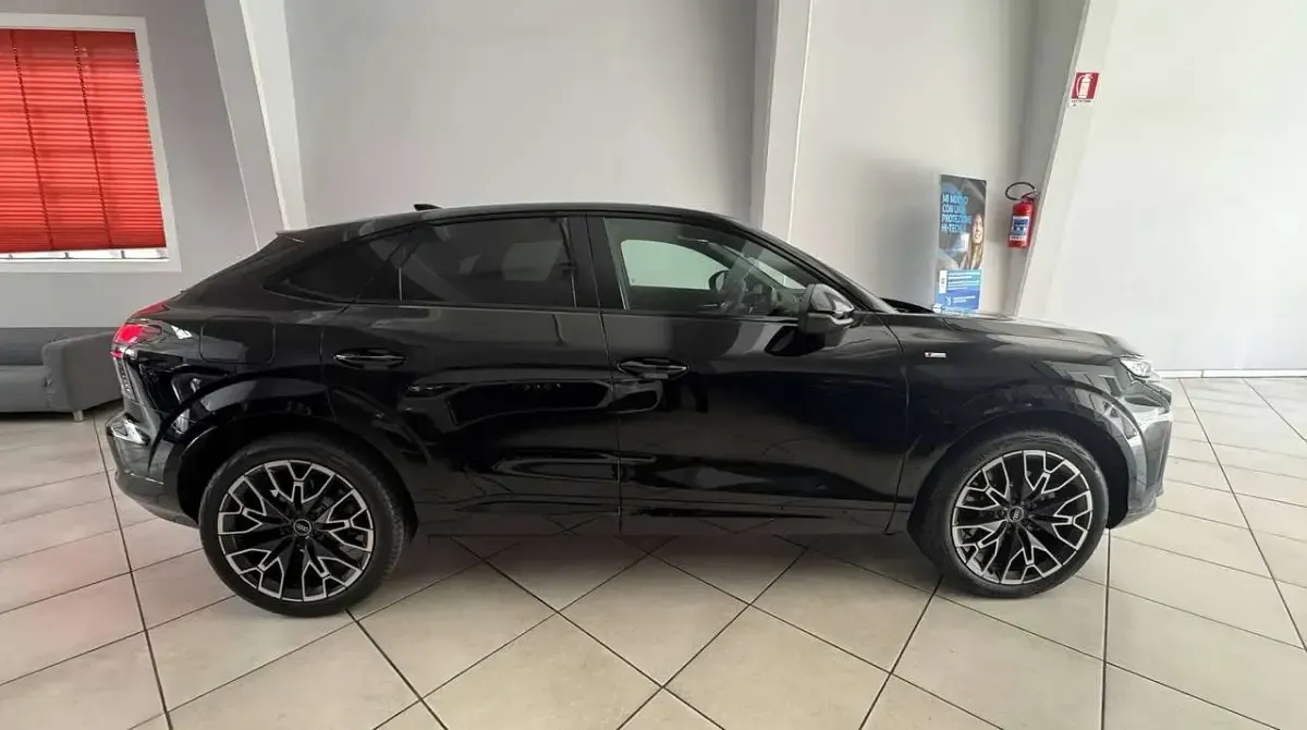 Nuova Audi Q3 Sportback S-Line 150 CV (110 kW) 2026 Nero mythos metallizzato SUV