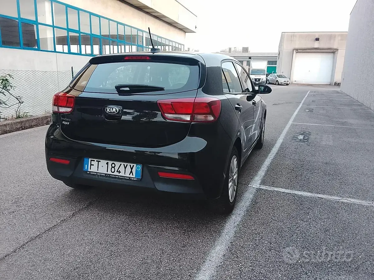 Usado Kia Rio 84 HP (61 kW) 2019 Preto Sedan