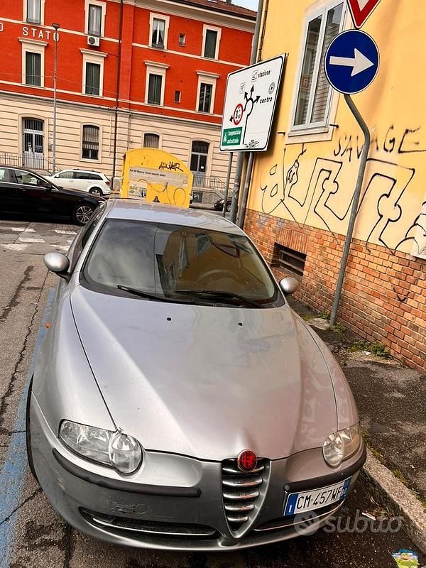 Usata Alfa Romeo 147 105 CV (77 kW) 2004 Grigio Utilitaria