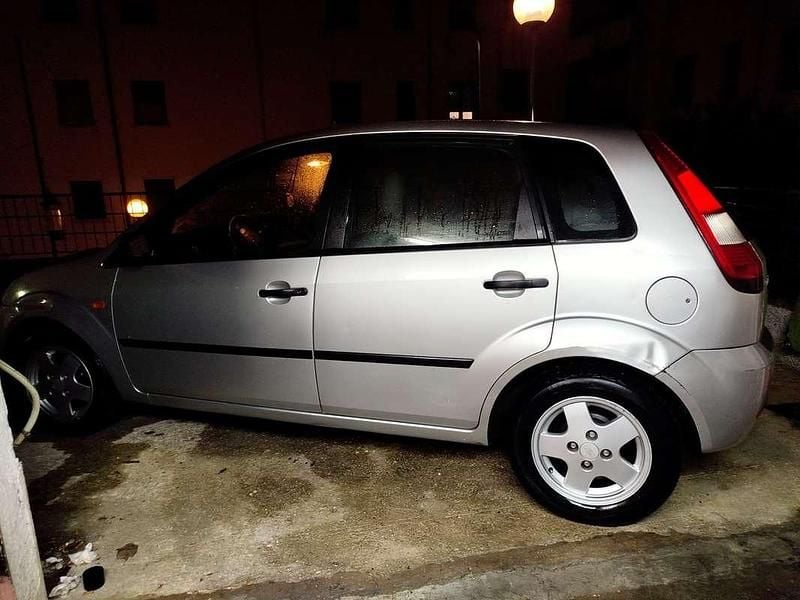 Usata Ford Fiesta Ambiente 75 CV (55 kW) 2003 Utilitaria