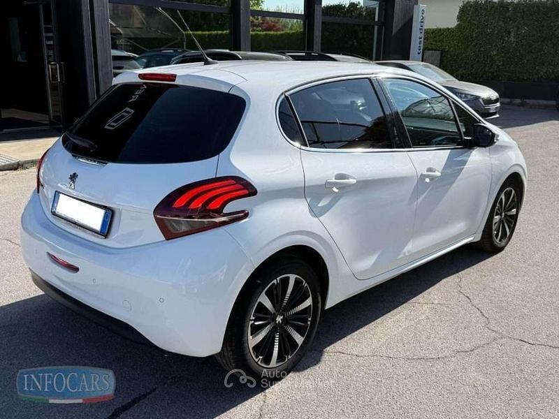 Usata Peugeot 208 Allure 102 CV (75 kW) 2019 Bianco pastello Utilitaria