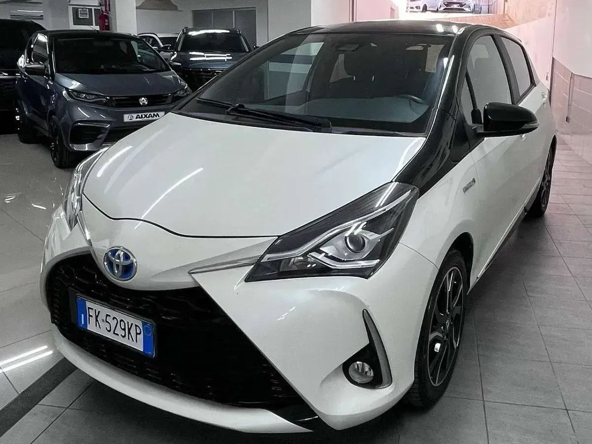 Begagnad Toyota Yaris Hybrid Style 73 HK (53 kW) 2017 Vit Sedan