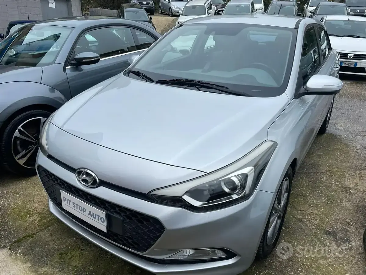 Gebraucht Hyundai i20 Comfort 75 PS (55 kW) 2016 Grau Limousine