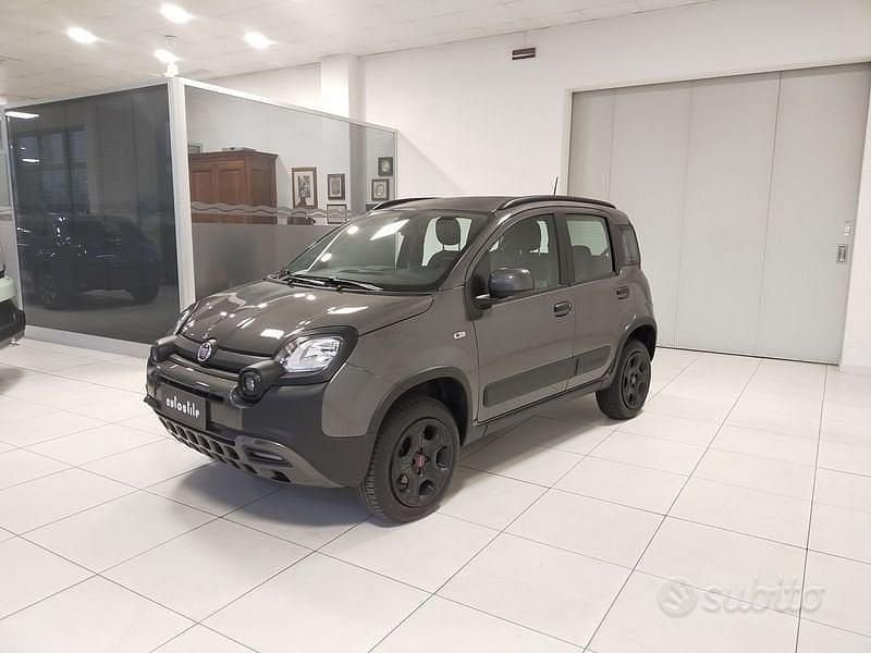 Usata Fiat Panda Cross Cross 84 CV (61 kW) 2023 Grigio scuro Utilitaria