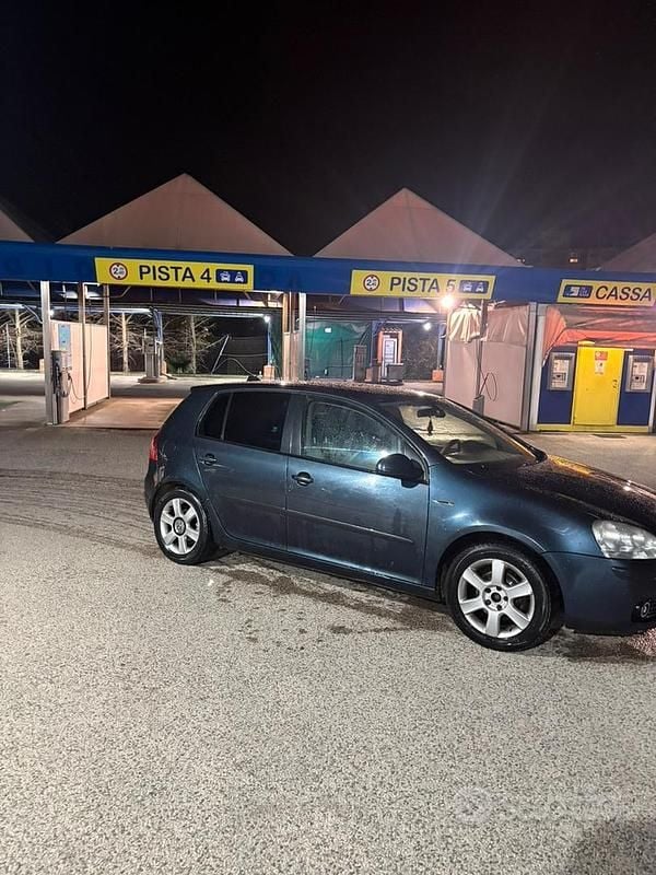 Usata VW Golf V 105 CV (77 kW) 2007 Blu Utilitaria