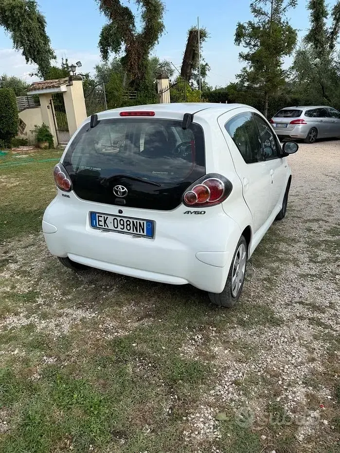 Usata Toyota Aygo Connect Style 68 CV (50 kW) 2013 Bianco Utilitaria