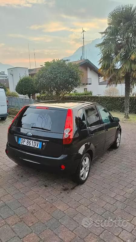 Usata Ford Fiesta Ghia 68 CV (50 kW) 2008 Nero Utilitaria