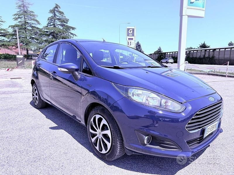 Usata Ford Fiesta Titanium 95 CV (69 kW) 2015 Blu Berlina