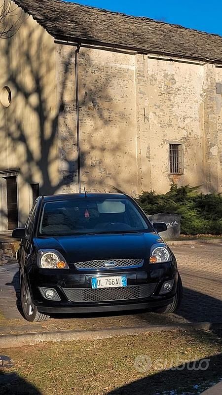 Usata Ford Fiesta 68 CV (50 kW) 2008 Nero Utilitaria