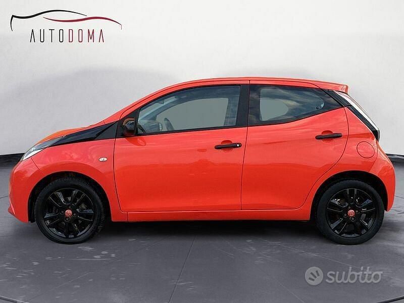 Arancione Usata 2015 Toyota Aygo X-cite Due volumi | 7500 € (Buon prezzo) - Immagine 1/4
