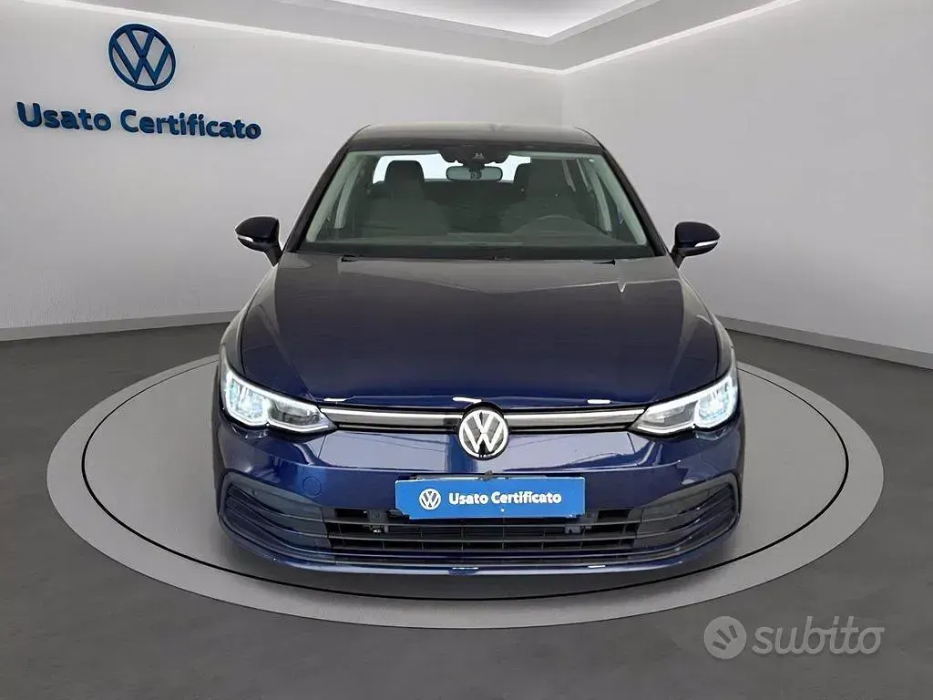 Usata VW Golf VIII Life 110 CV (80 kW) 2023 Atlantic blue metalizzato Berlina