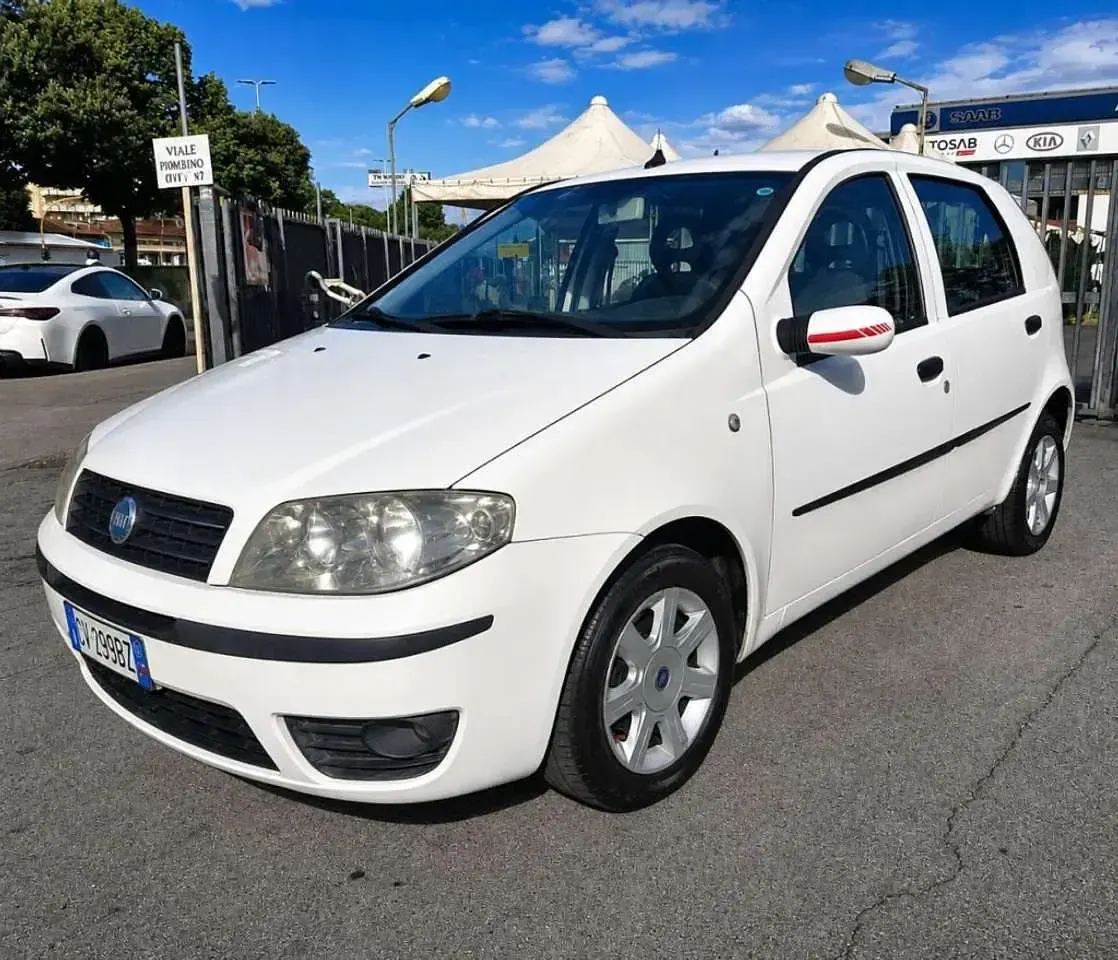 Usata Fiat Punto Dynamic 69 CV (50 kW) 2005 Bianco Utilitaria