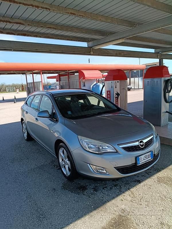 Usata Opel Astra 110 CV (80 kW) 2012 Grigio Station wagon