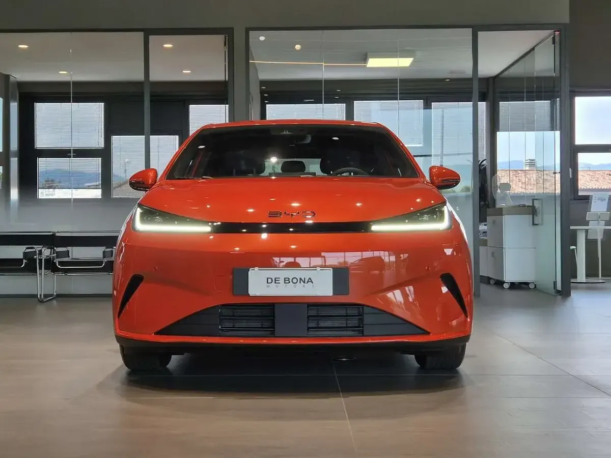 Nuova BYD Dolphin Boost 155 kW (212 CV) 2026 Orange sunset Utilitaria