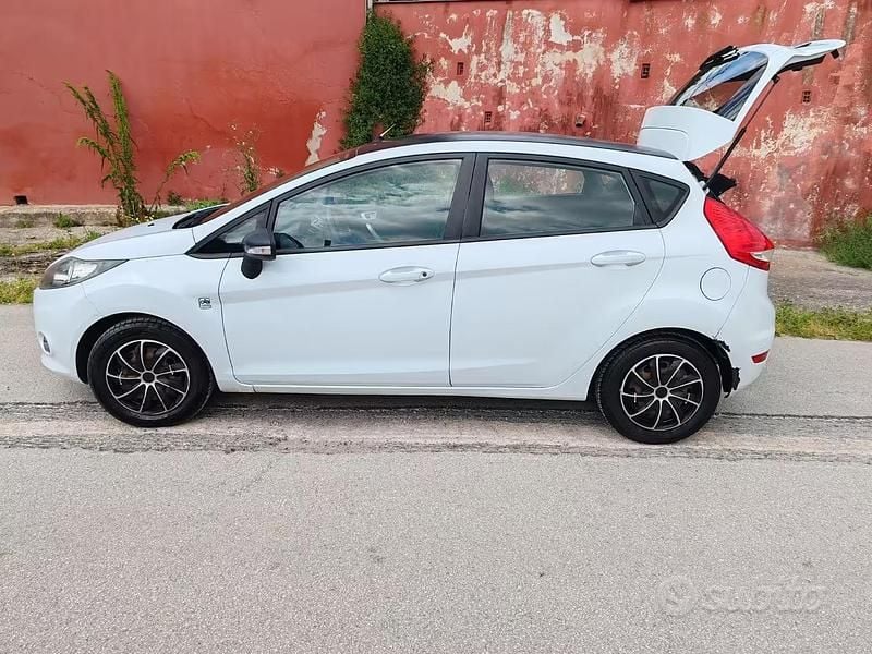 Usata Ford Fiesta 70 CV (51 kW) 2012 Bianco Utilitaria