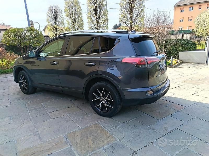 Usata Toyota RAV4 Active 143 CV (105 kW) 2015 Grigio SUV