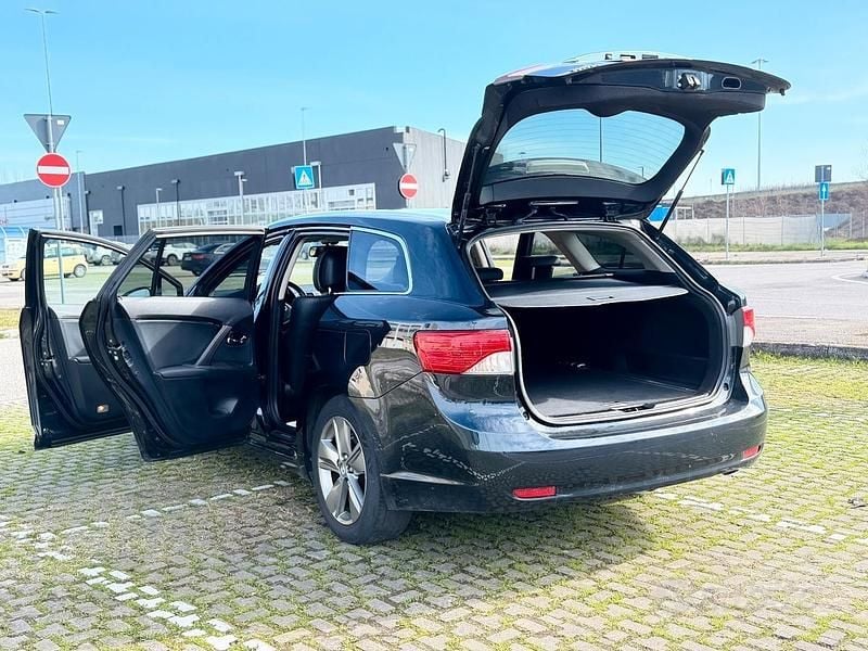 Usata Toyota Avensis Lounge 124 CV (91 kW) 2014 Nero Station wagon