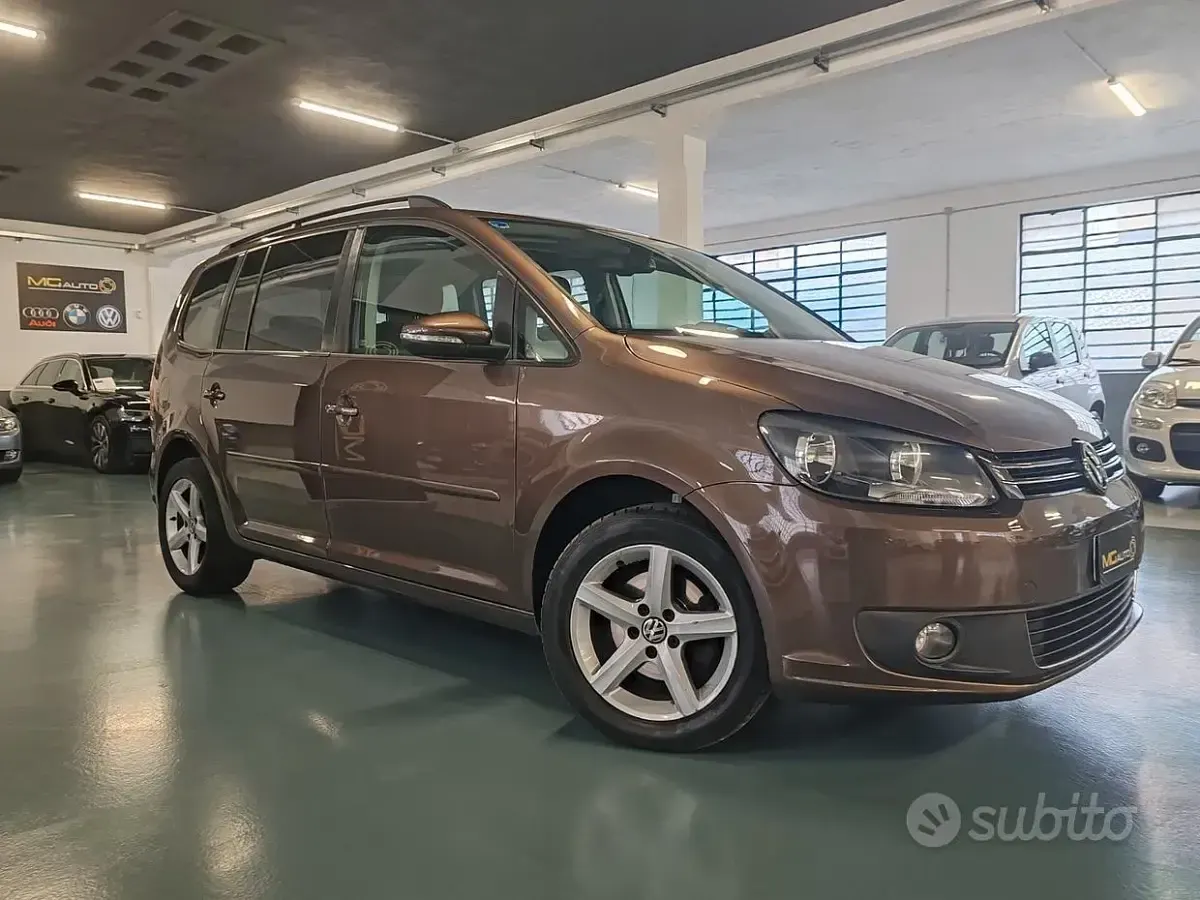 Käytetty VW Touran Comfortline 105 HP (77 kW) 2012 Ruskea Tila-auto
