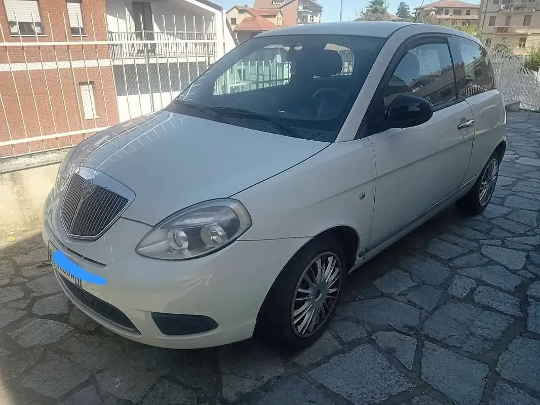 Usata Lancia Ypsilon 60 CV (44 kW) 2011 Bianco Utilitaria
