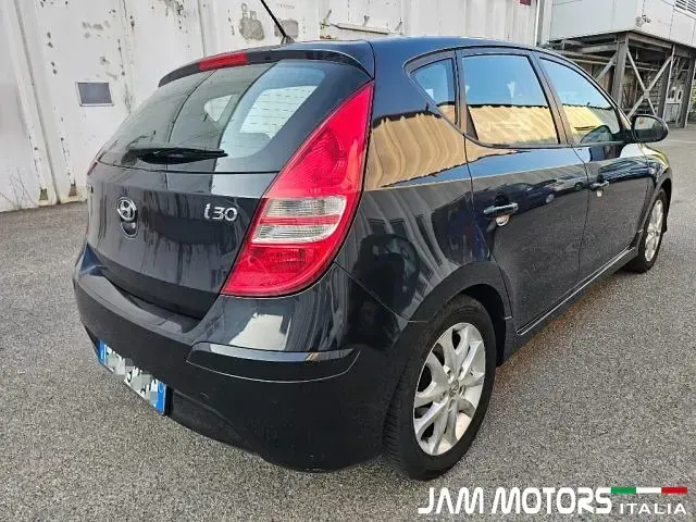 Usata Hyundai i30 Comfort 109 CV (80 kW) 2010 Nero metallizzato Utilitaria