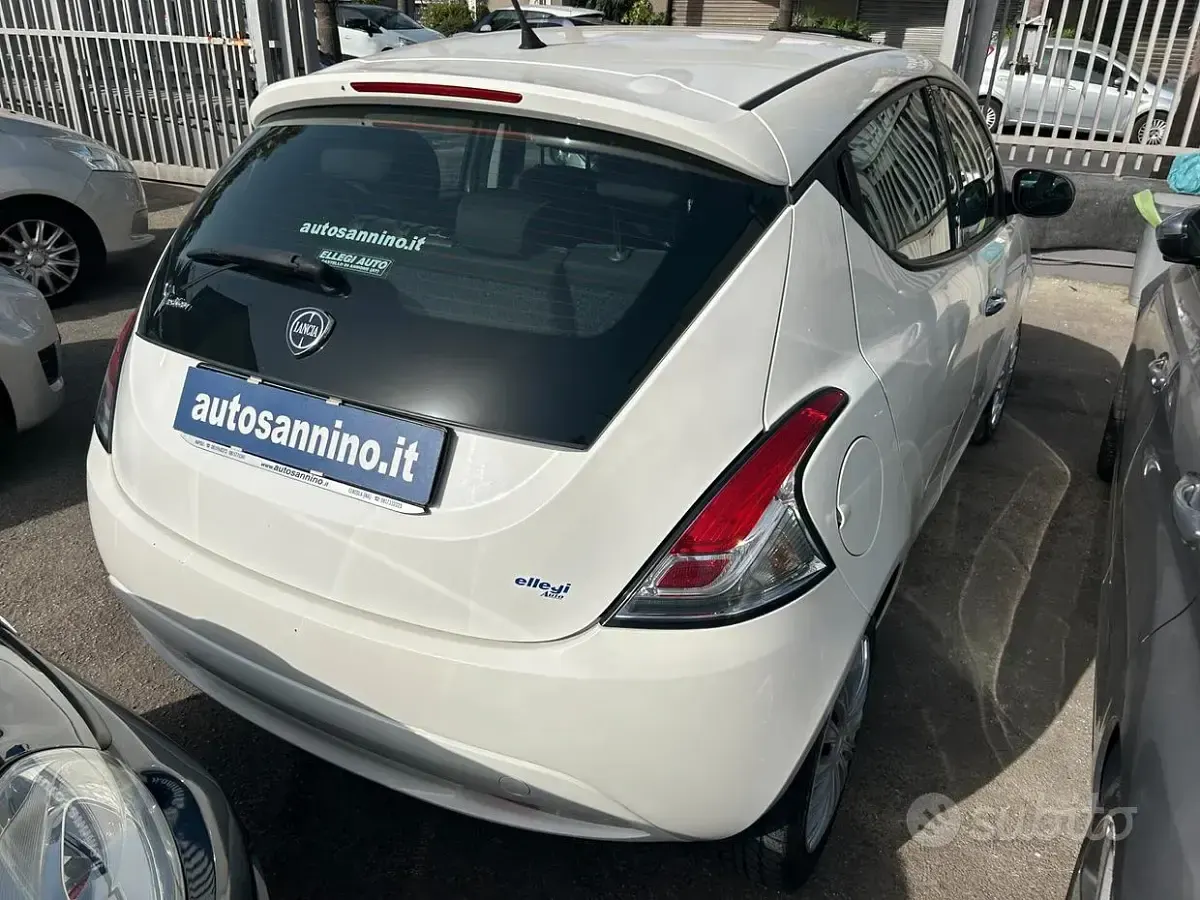 Usata Lancia Ypsilon Gold 69 CV (50 kW) 2017 Bianco Utilitaria