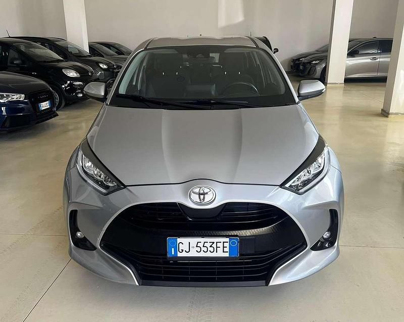 Usata Toyota Yaris 72 CV (52 kW) 2022 Argento Utilitaria