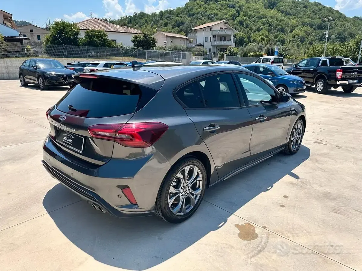 Usata Ford Focus ST 115 CV (84 kW) 2025 Grigio Berlina