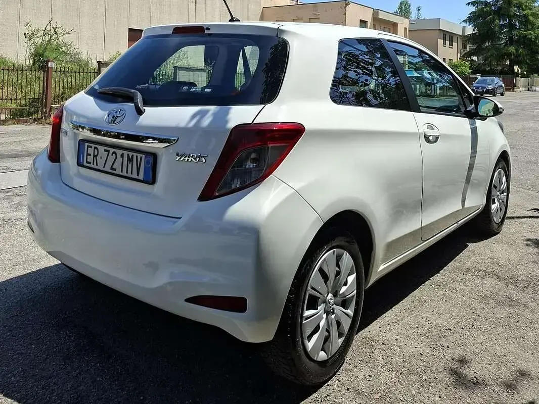 Usata Toyota Yaris Active 69 CV (50 kW) 2013 Bianco Utilitaria