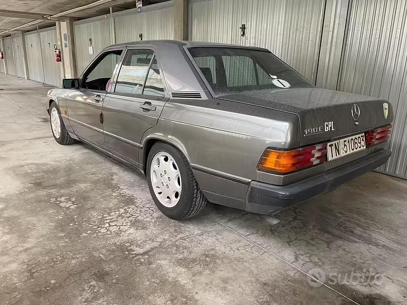 Usata Mercedes 190 122 CV (89 kW) 1984 Grigio Berlina