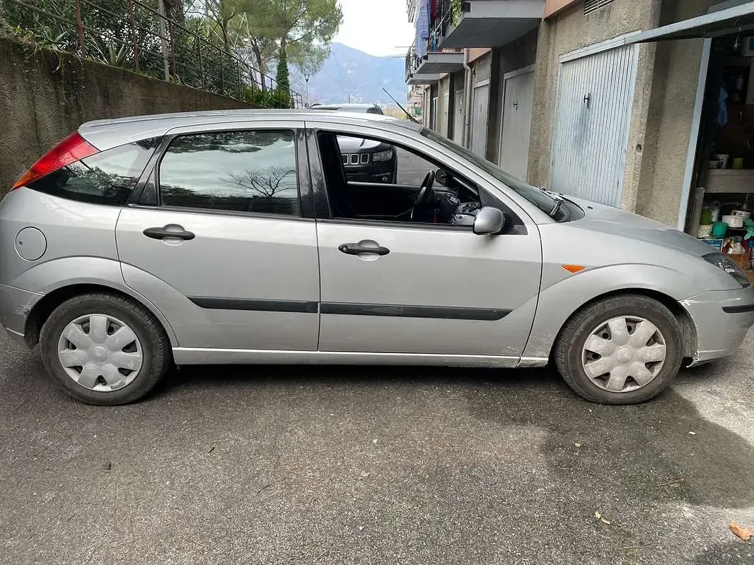 Usata Ford Focus Ambiente 90 CV (66 kW) 2002 Argento Berlina