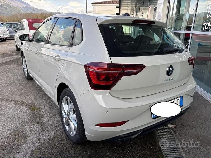 Usado VW Polo Life 80 CV (58 kW) 2023 Beige Utilitario