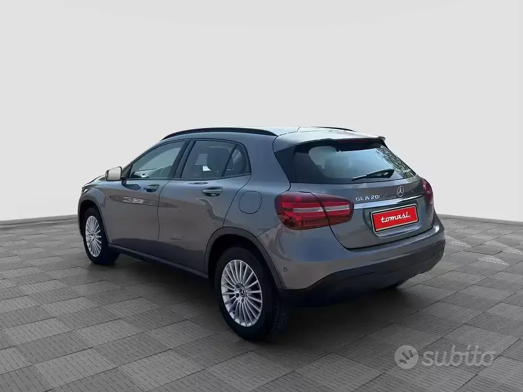 Usata Mercedes GLA200 Business 136 CV (100 kW) 2019 Grigio SUV