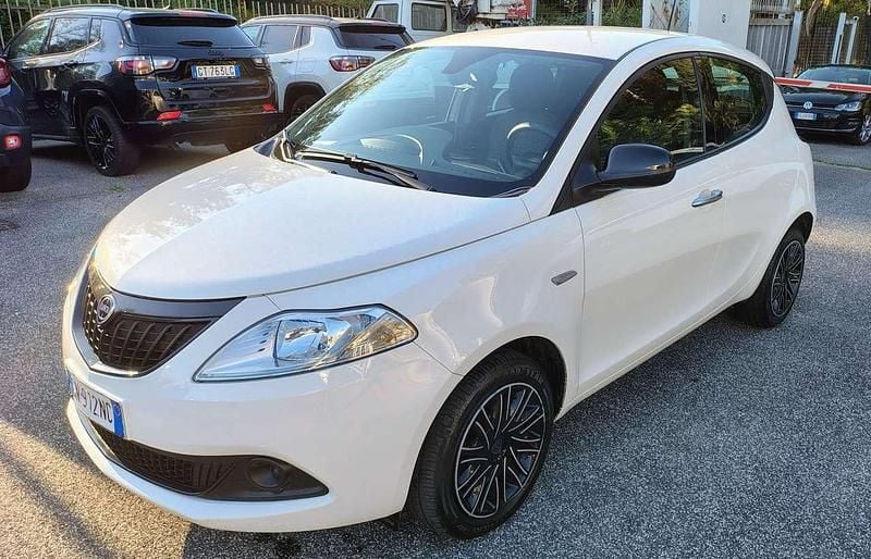Usata Lancia Ypsilon Silver 69 CV (50 kW) 2023 Bianco Utilitaria