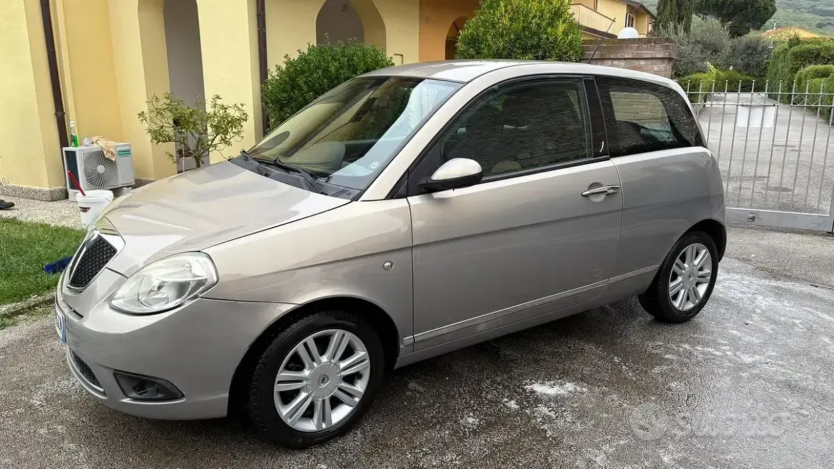 Usado Lancia Ypsilon 75 HP (55 kW) 2008 Citadino