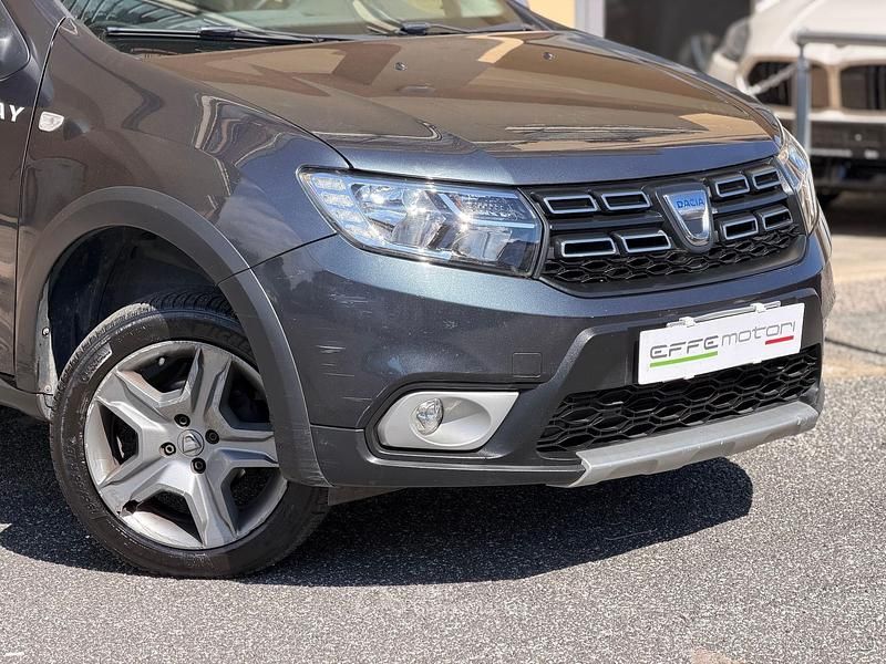 Usata Dacia Sandero 73 CV (53 kW) 2019 Gray Berlina