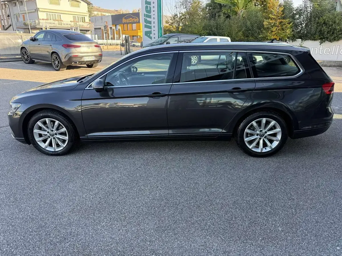 Usata VW Passat Business 122 CV (89 kW) 2022 Manganese grey met Station wagon