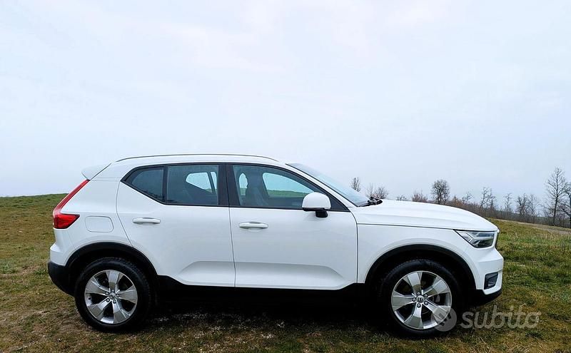 Usata Volvo XC40 Momentum 163 CV (119 kW) 2021 Bianco SUV