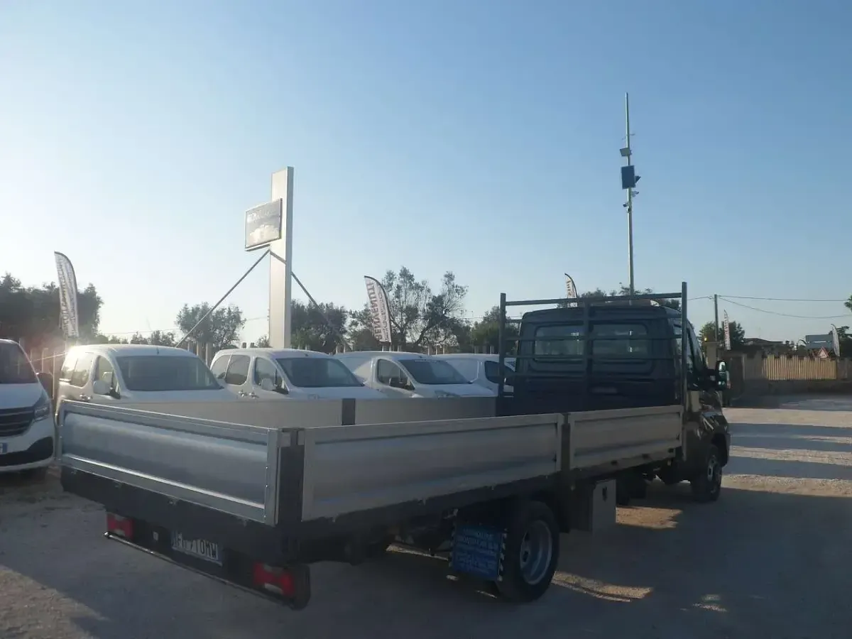Usata Iveco Daily 150 CV (110 kW) 2019 Grigio Furgone